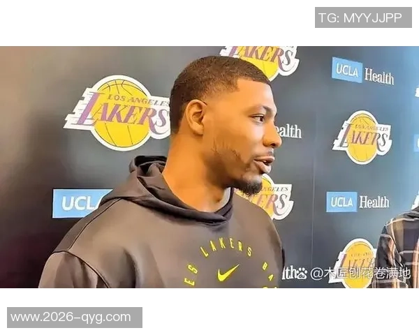 斯玛特称赞文班如同小孩般站在他身边期待他未来更大成就