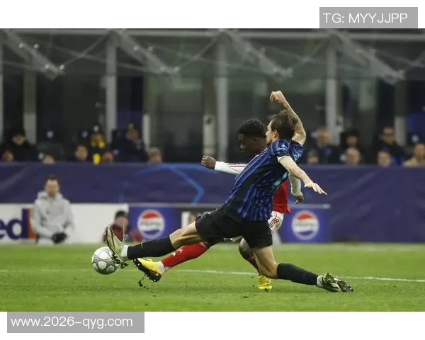 库普梅纳斯传中被扑后图拉姆紧随其后射门再遭门将拒绝